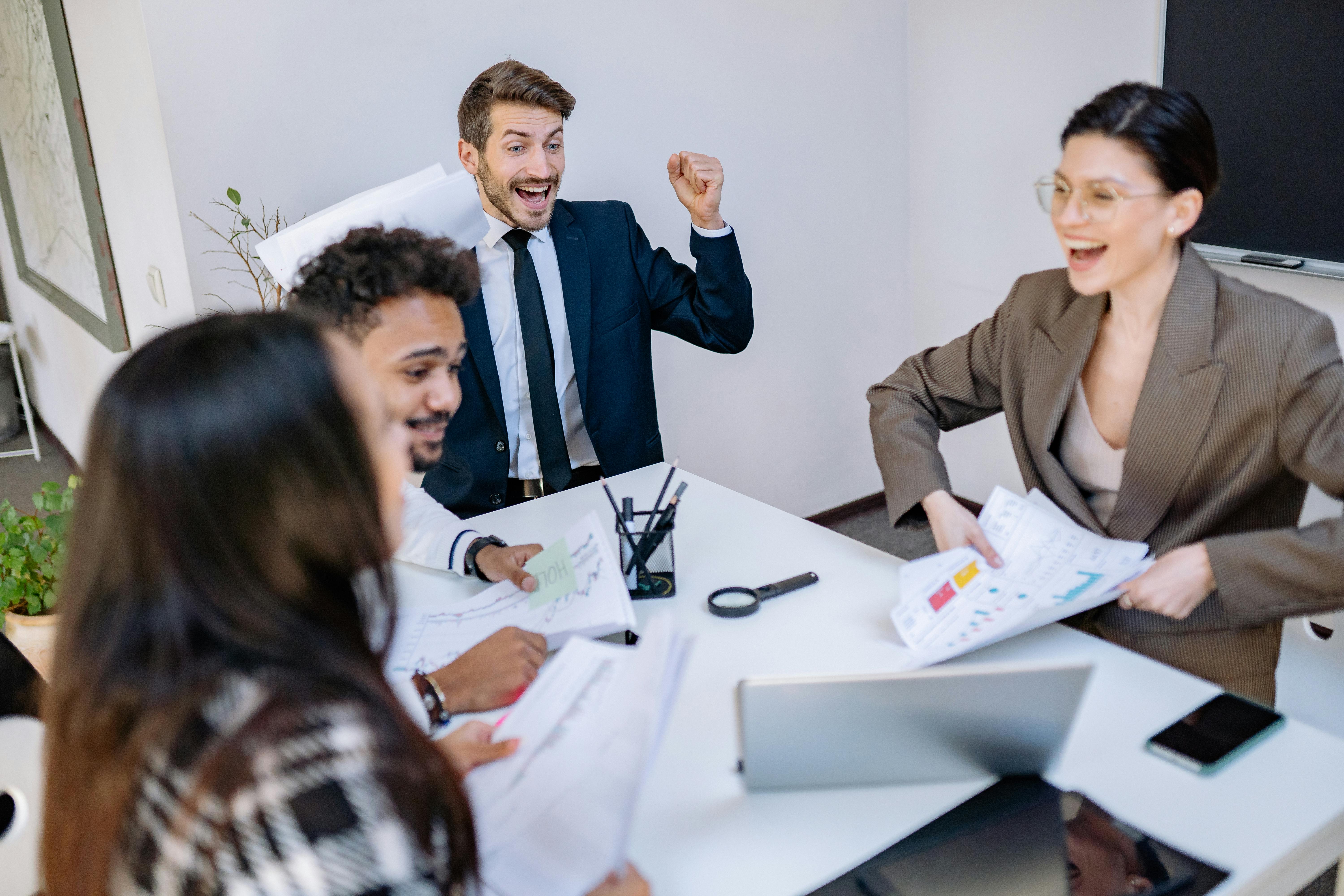 Equipe Mesa 360 Soluções celebrando aprovação de crédito empresarial